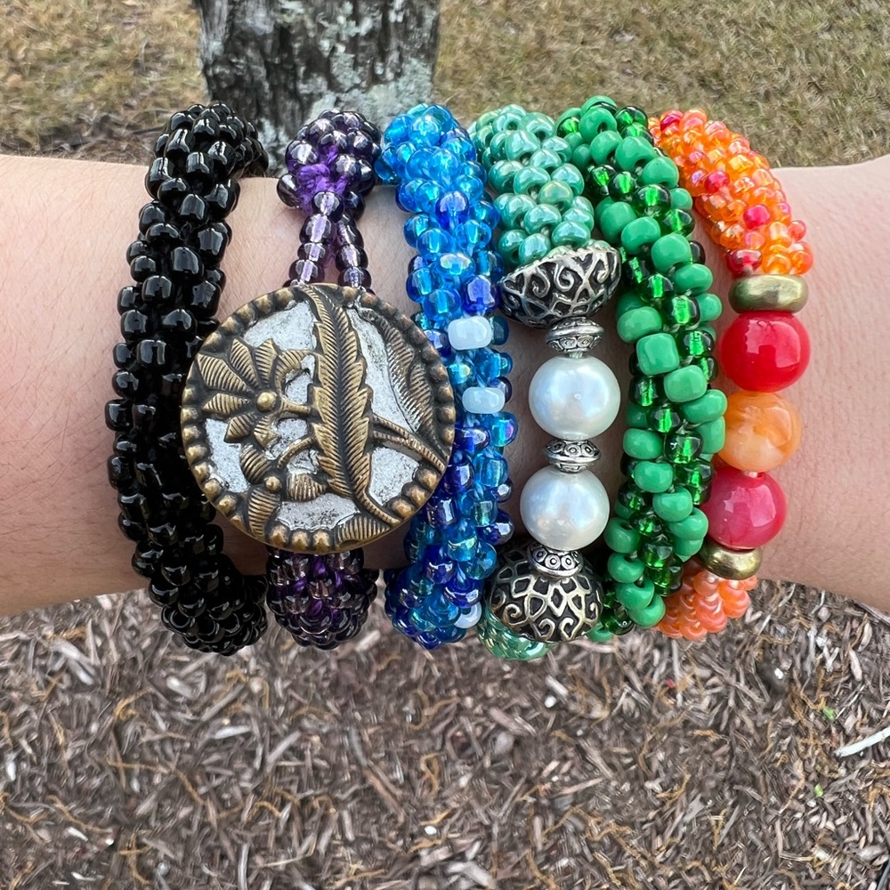 6 Stackable Vintage Stretchy Beaded Bracelets Blu… - image 7